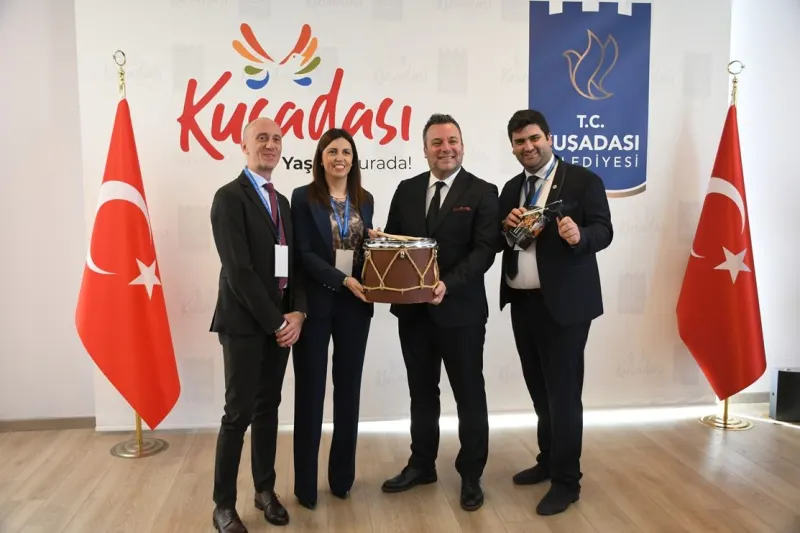 KUŞADASI’NDA CUMHURİYET’İN 103’ÜNCÜ YILI KARDEŞ ŞEHİRLERİN DOSTLUK BULUŞMASIYLA TAÇLANDI