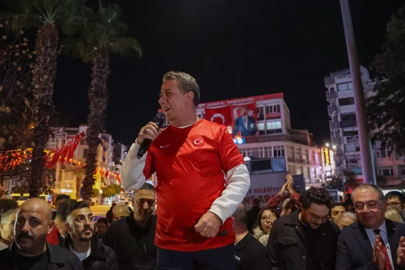 EFELER’DE CUMHURİYET YÜRÜYÜŞÜ’NE BİNLER AKIN ETTİ
