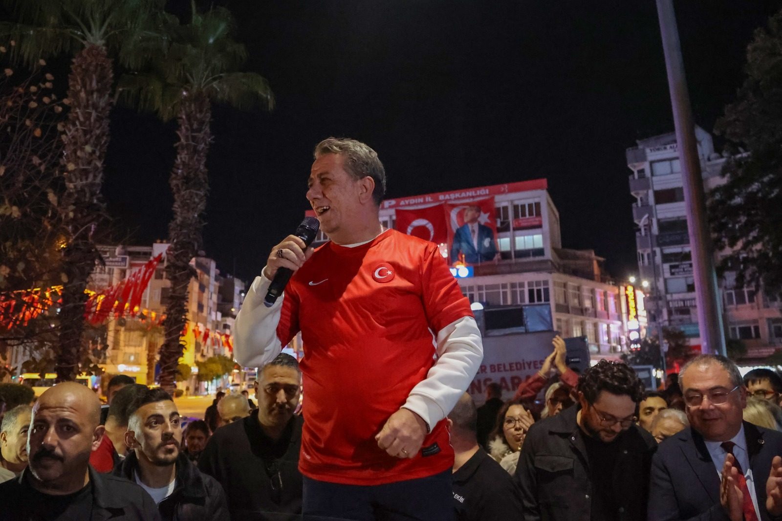 EFELER’DE CUMHURİYET YÜRÜYÜŞÜ’NE BİNLER AKIN ETTİ