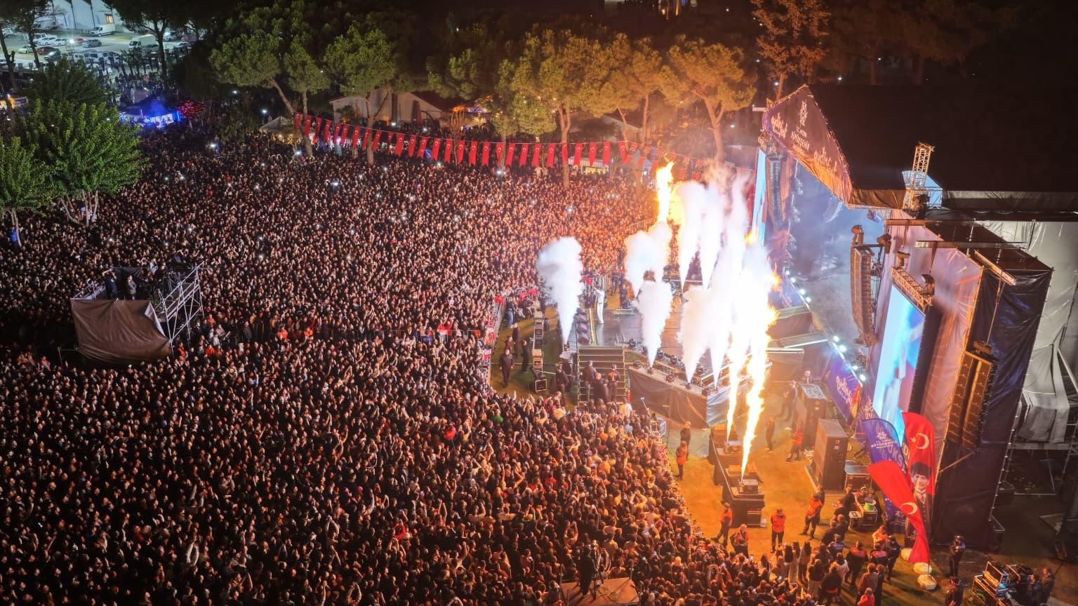 AYDINFEST GENÇLİK FESTİVALİ’NİN İLK GÜNÜNDE 70 BİN AYDINLI DOYASIYA EĞLENDİ