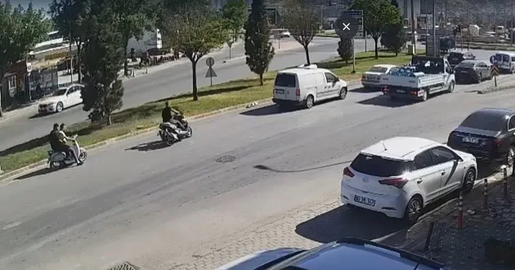 Afyon’da kavşakta dehşet! Yaralı sürücünün durumu ciddi