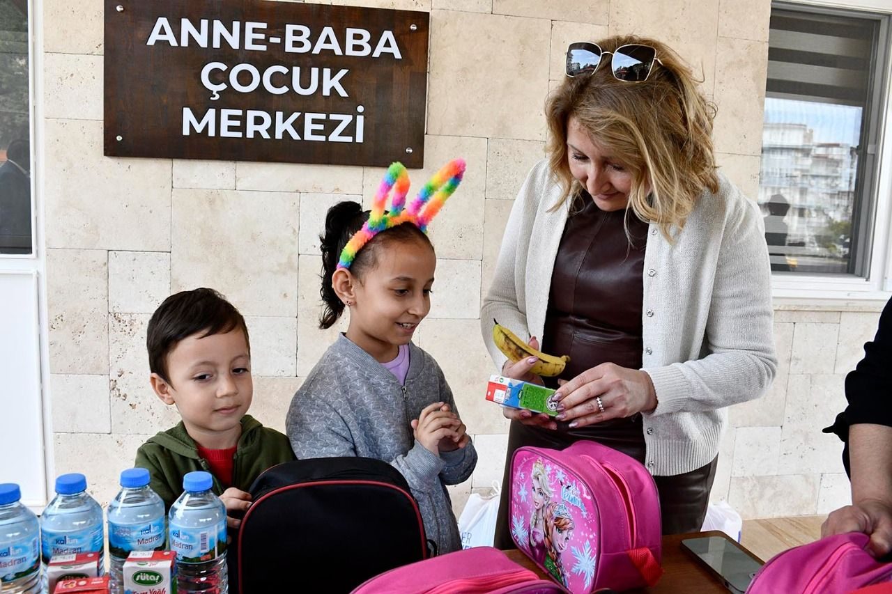 Çocukların beslenme çantalarını Kuşadası Belediyesi dolduruyor