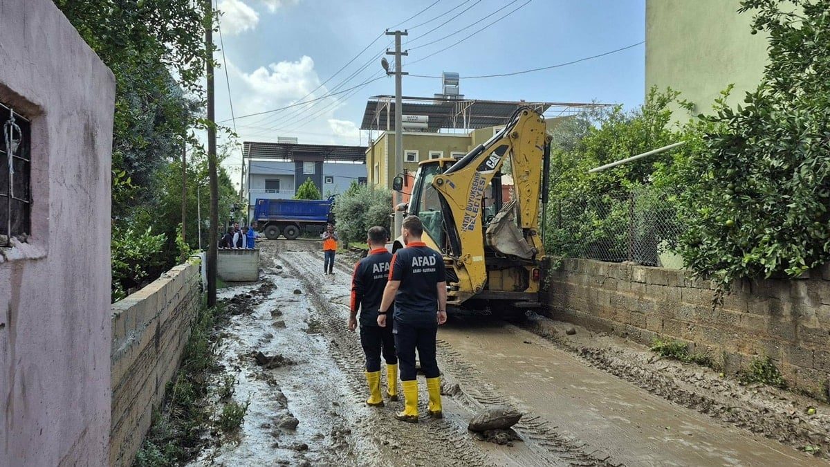 Hatay'da selden zarar gören 80 aileye 3 milyon 894 bin TL ödeme