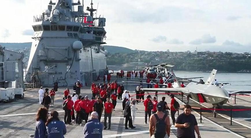 TCG Anadolu 'Mavi Vatan Boğaz Geçişi' için Sarayburnu'ndan demir aldı