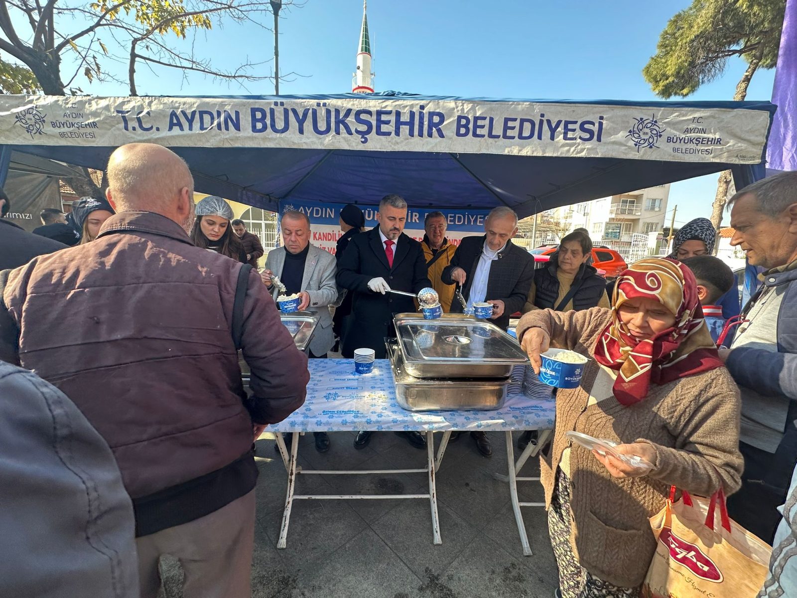 CHP’li Gökmen İncirliova’da vatandaşın kandilini kutladı, deprem şehitlerini andı