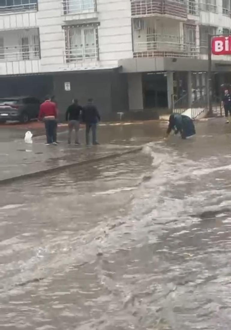 Kentte sağanak hayatı felç etti Yollar göle döndü