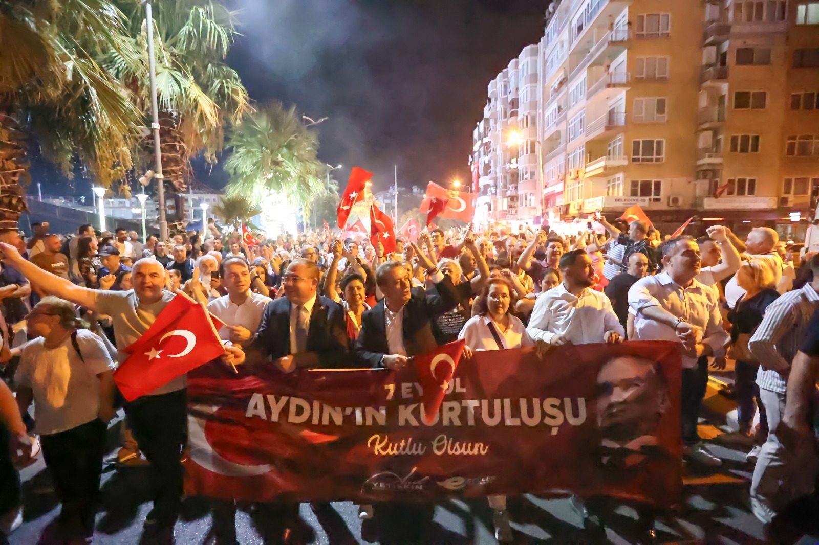 BAŞKAN ANIL YETİŞKİN BİNLERLE YÜRÜDÜ EFELER’DE KURTULUŞ COŞKUSU GECEYİ AYDINLATTI