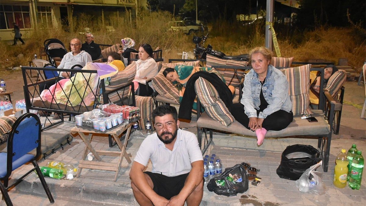 Deprem 10 ili etkiledi, halk geceyi sokakta geçirdi