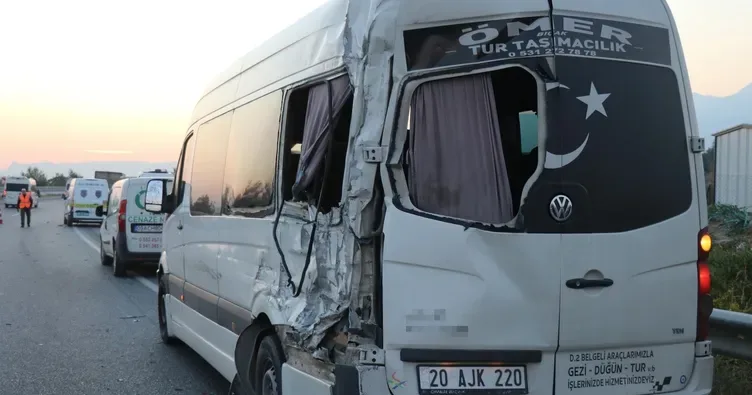 Denizli'de kamyon emniyet şeridinde bekleyen işçi servisine çarptı: 1 kişi hayatını kaybetti
