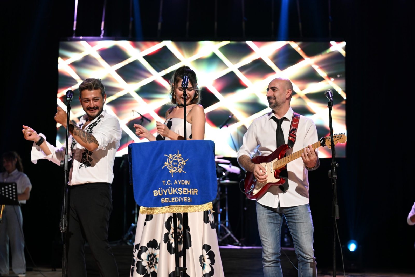BAŞKAN ÇERÇİOĞLU VATANDAŞLARI KÜLTÜR VE SANAT ETKİNLİKLERİ İLE BULUŞTURMAYI SÜRDÜRÜYOR