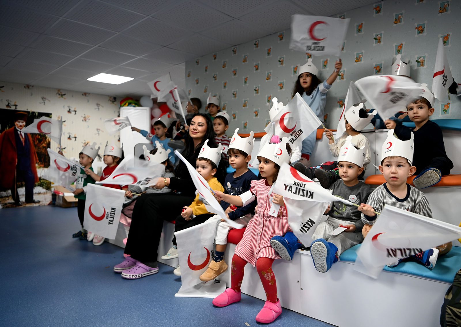 KUŞADASI BELEDİYESİ ÇOCUK GELİŞİM MERKEZİ’NDE MİNİKLERE ‘KIZILAY’ ANLATILDI