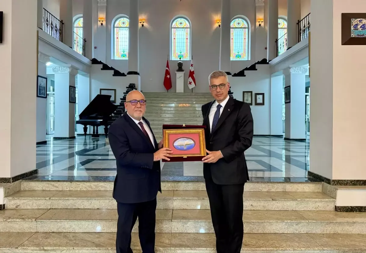 Sağlık Bakanı Kemal Memişoğlu, Tiflis Büyükelçiliği'ni Ziyaret Etti