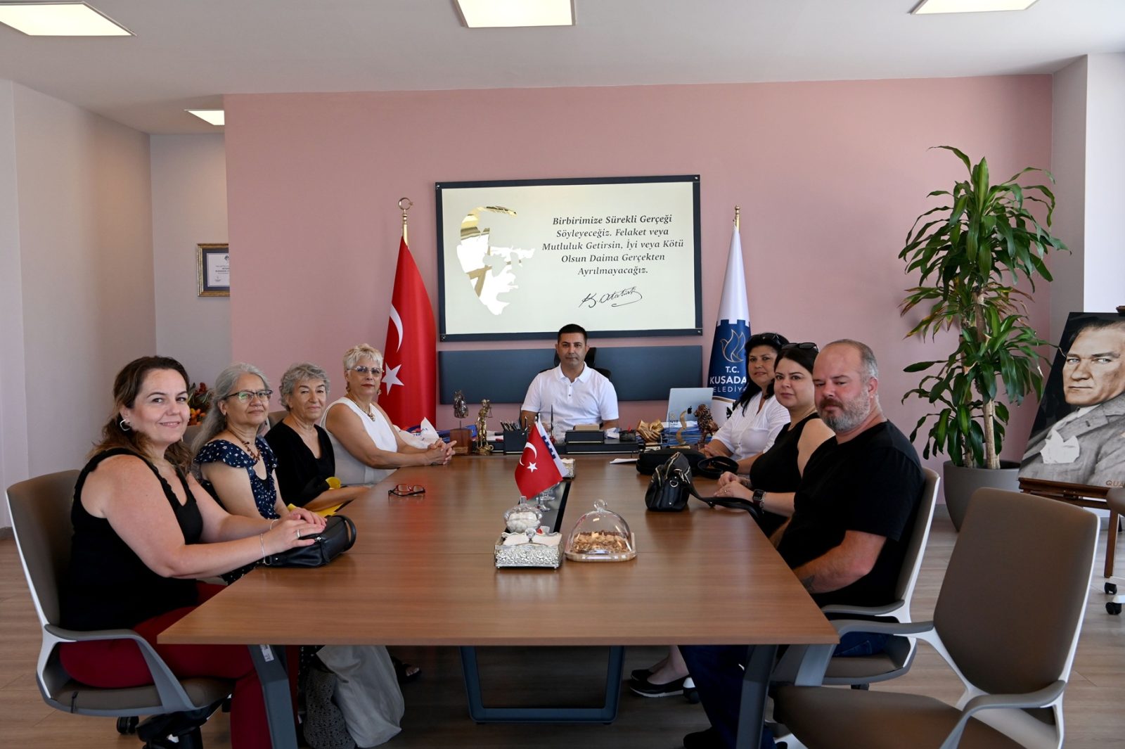 BAŞKAN ÖMER GÜNEL KADIN ÜRETİCİLERİ MAKAMINDA AĞIRLADI