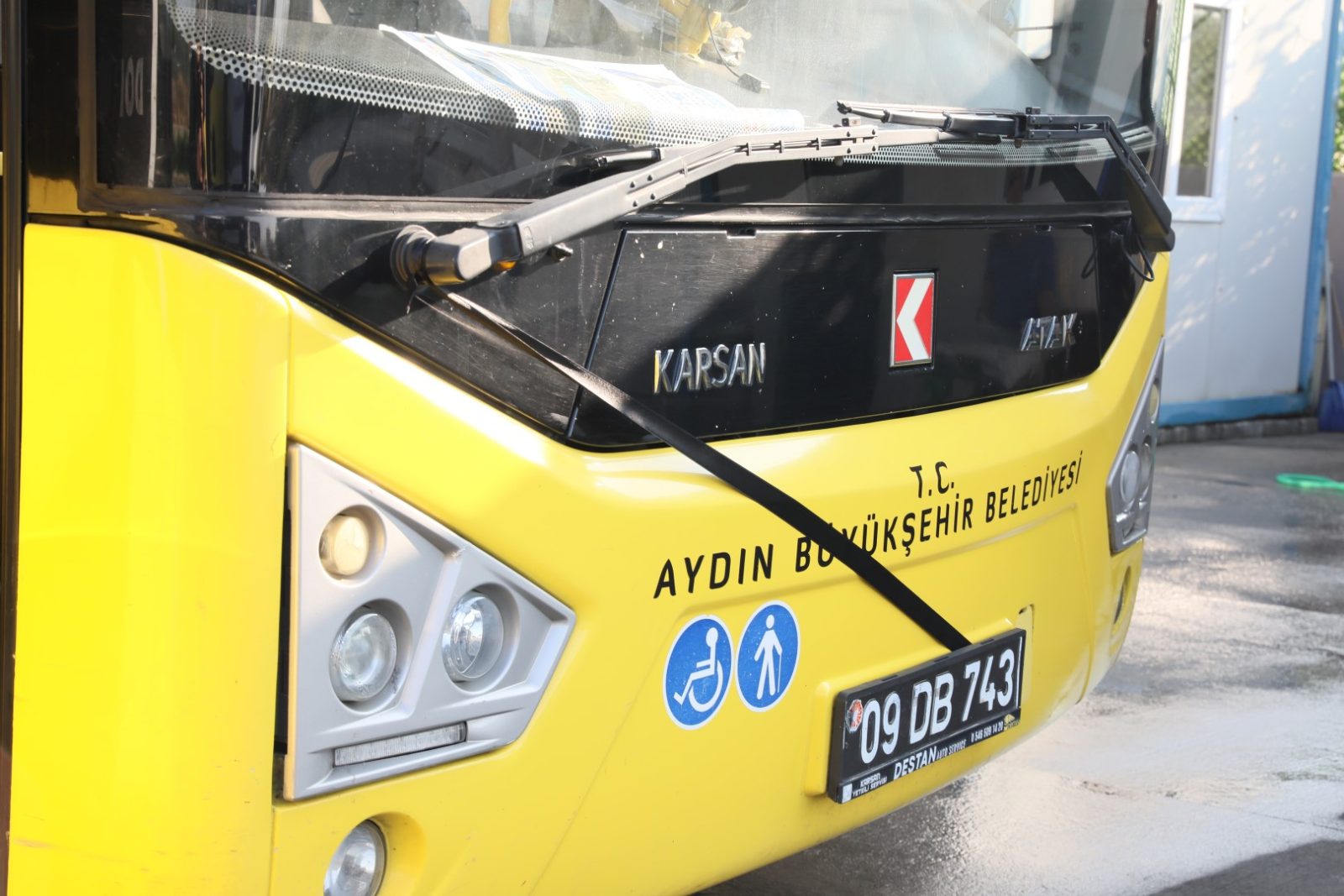 AYDIN BÜYÜKŞEHİR BELEDİYESİ MİLLİ YAS İLANININ ARDINDAN TOPLU ULAŞIM ARAÇLARINA SİYAH KURDELE ASTI