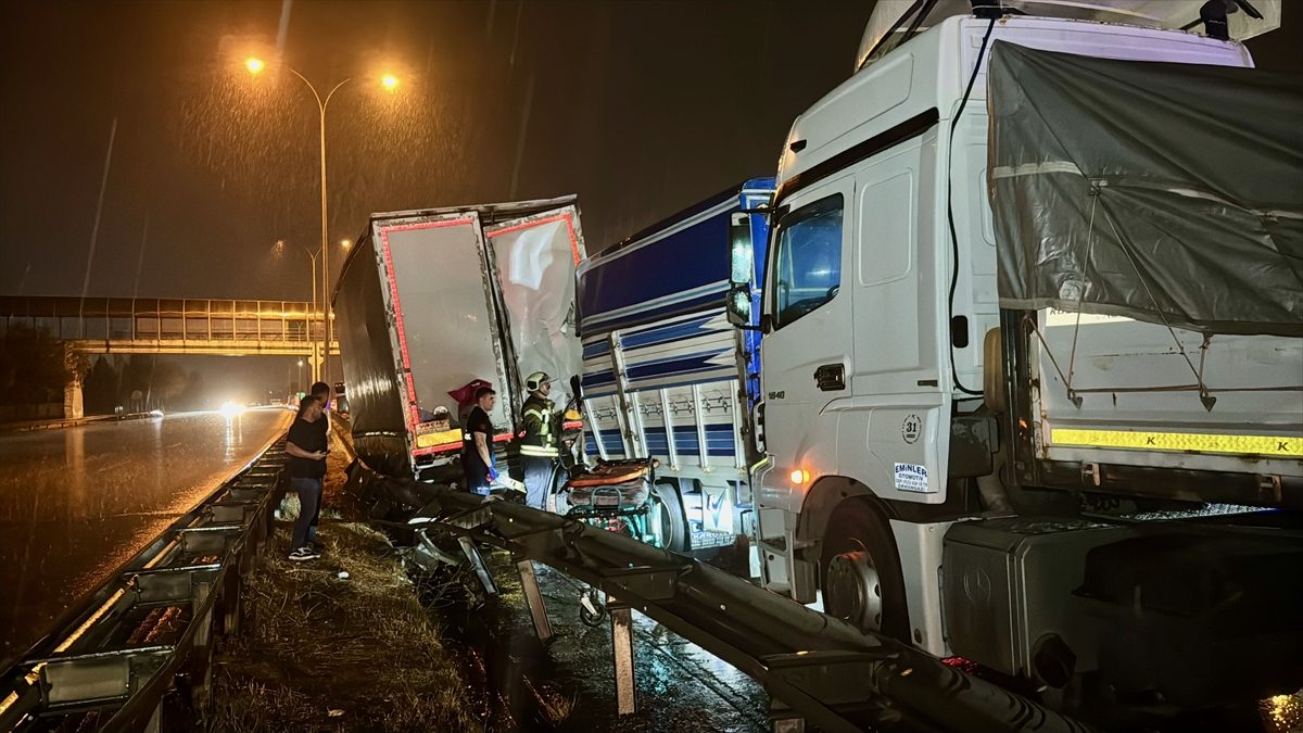 Kocaeli'de kamyonet, kamyon ve tırın karıştığı zincirleme kaza: 1 ölü