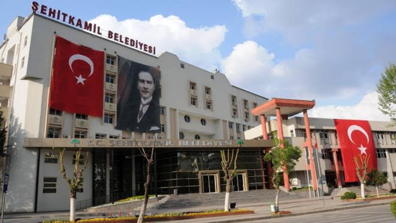 Belediyeye ait arsa üç kat ucuza kiralanmış!