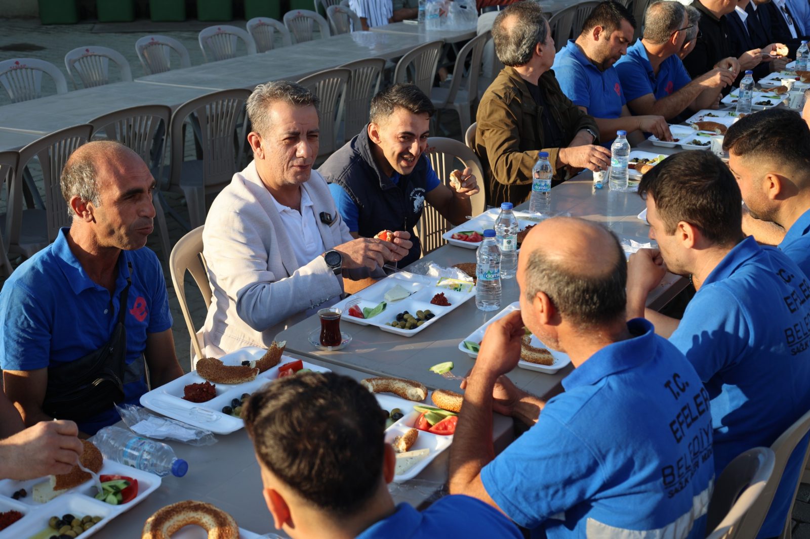 BAŞKAN YETİŞKİN, TEMİZLİK VE SAĞLIK EKİPLERİYLE KAHVALTIDA BULUŞTU