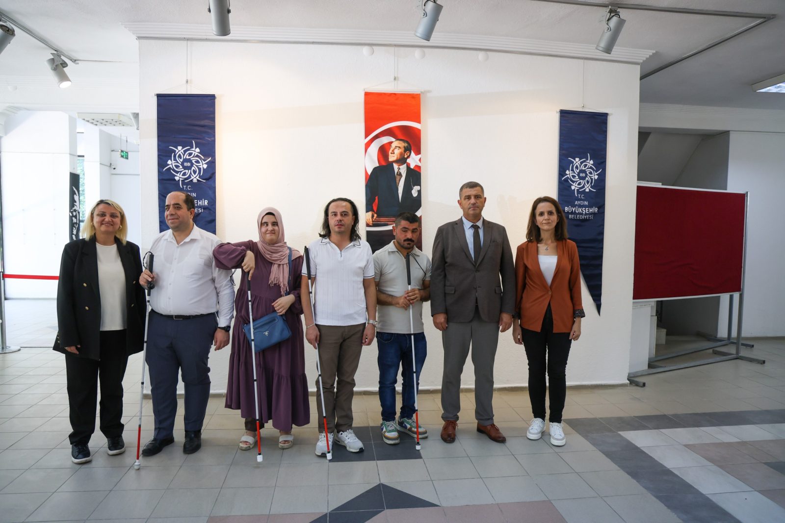 BAŞKAN ÇERÇİOĞLU’NDAN GÖRME ENGELLİ VATANDAŞLARA BEYAZ BASTON DESTEĞİ