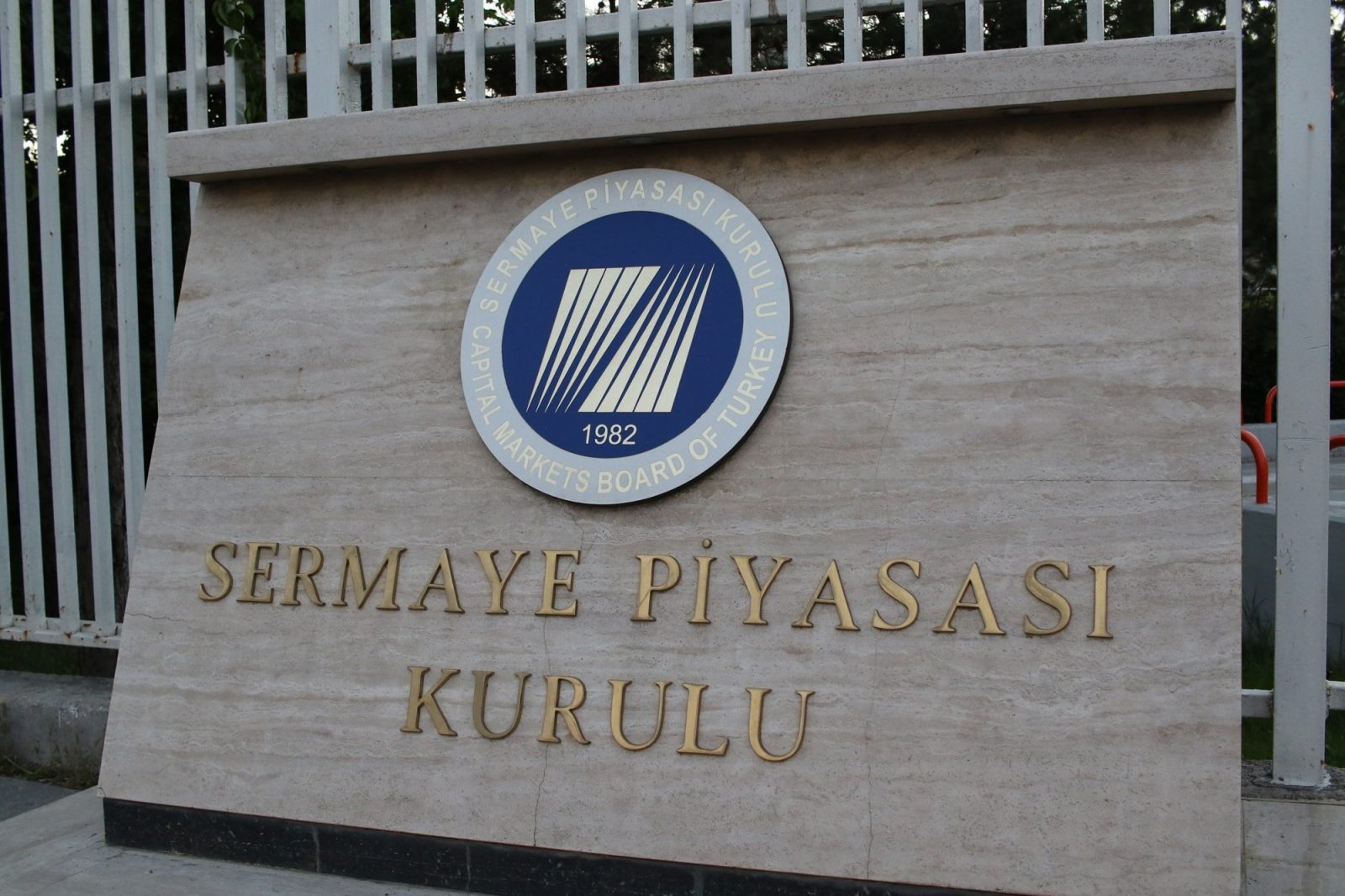 Tüm yatırımcıları ilgilendiriyor: SPK borsalar ve piyasalardaki değişikliğe gitti
