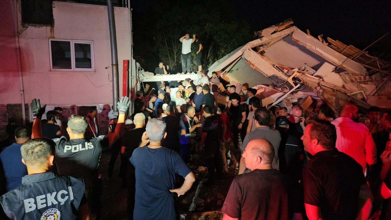 Depremde 16 bina yıkıldı! Acı haber geldi: 1 can kaybı var