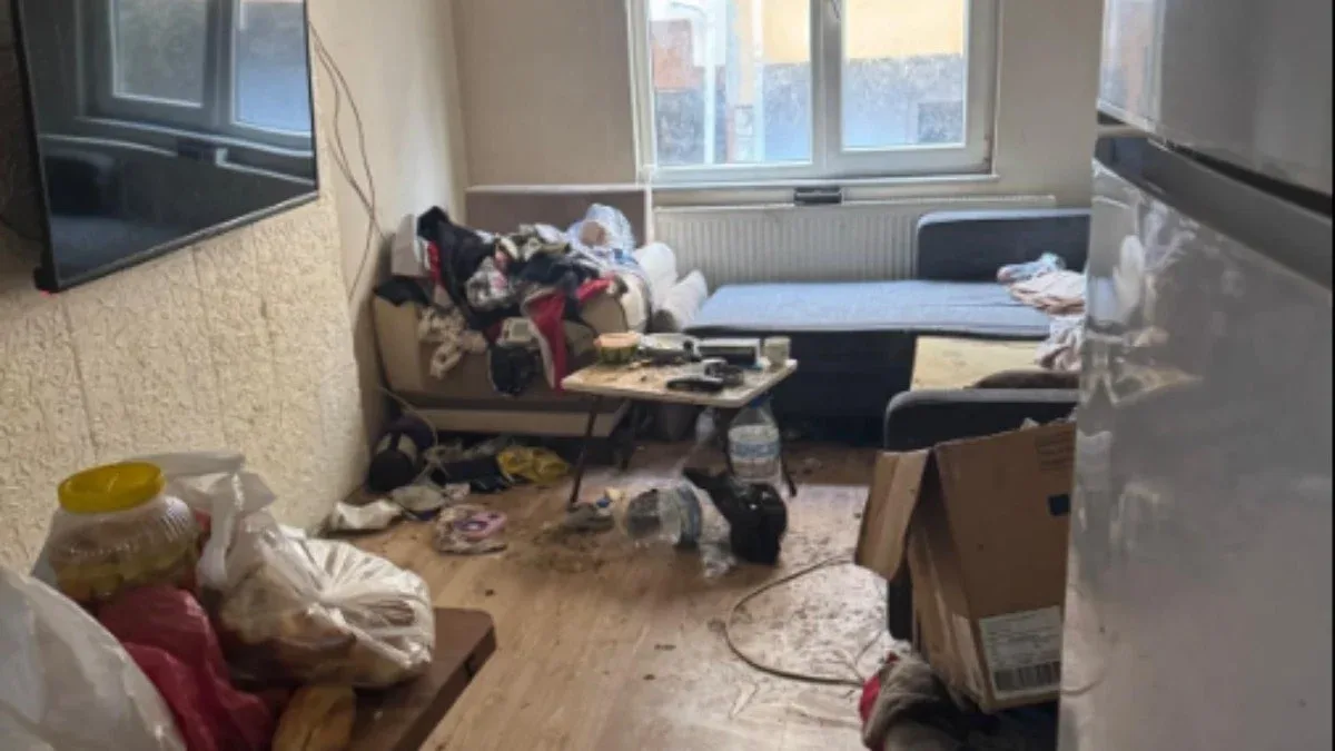 8 aydır kirasını ödemedikleri daireyi 'çöp eve' çevirdiler