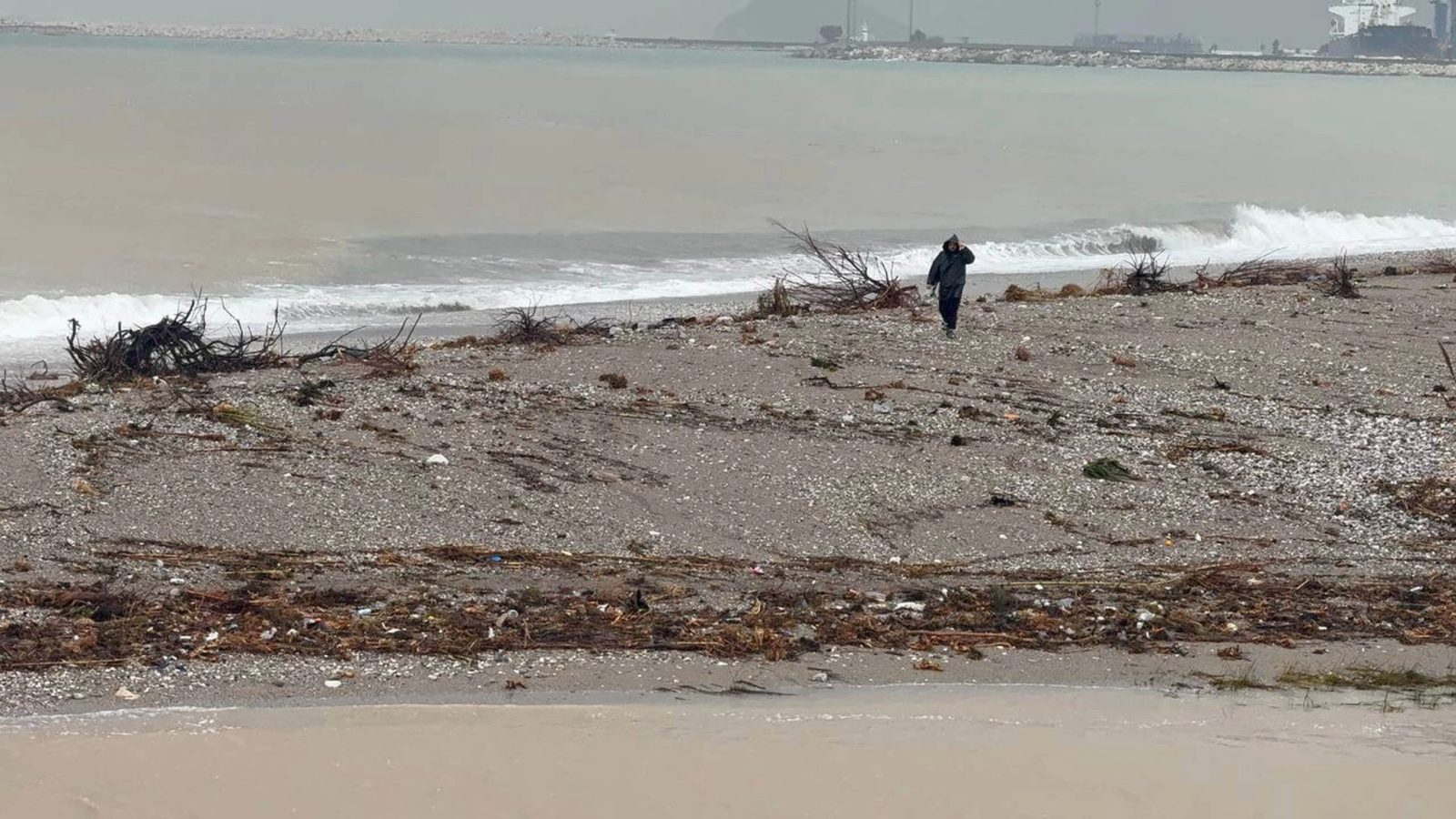 Antalya'da fırtına sonrası Konyaaltı Sahili'nin rengi değişti