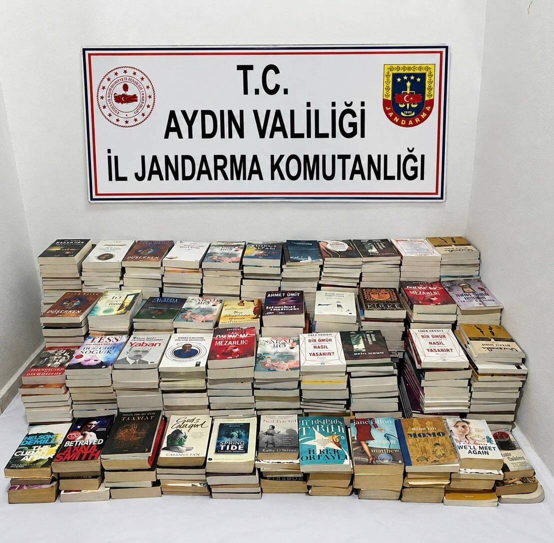 Kuşadası Gece Pazarı'nda Korsan Kitap Operasyonu: 658 Bandrolsüz Eser Ele Geçirildi!