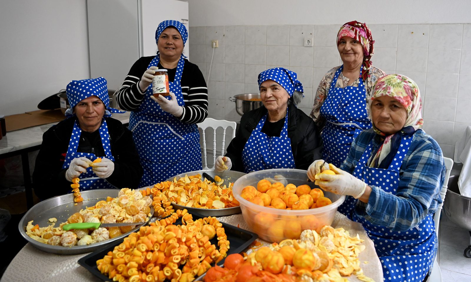 Turunç Meyvesi Kuşadalı Kadınların Ellerinde Tatlanıyor