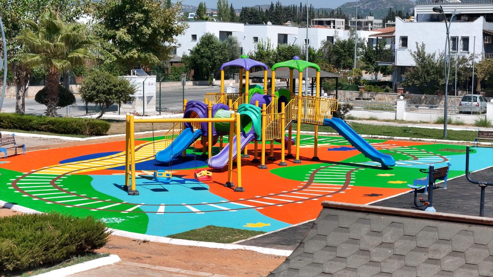 KUŞADASI’NIN YEŞİL ALAN VE PARKLARI BAŞKAN ÇERÇİOĞLU’NUN ÇALIŞMALARI İLE YENİLENİYOR