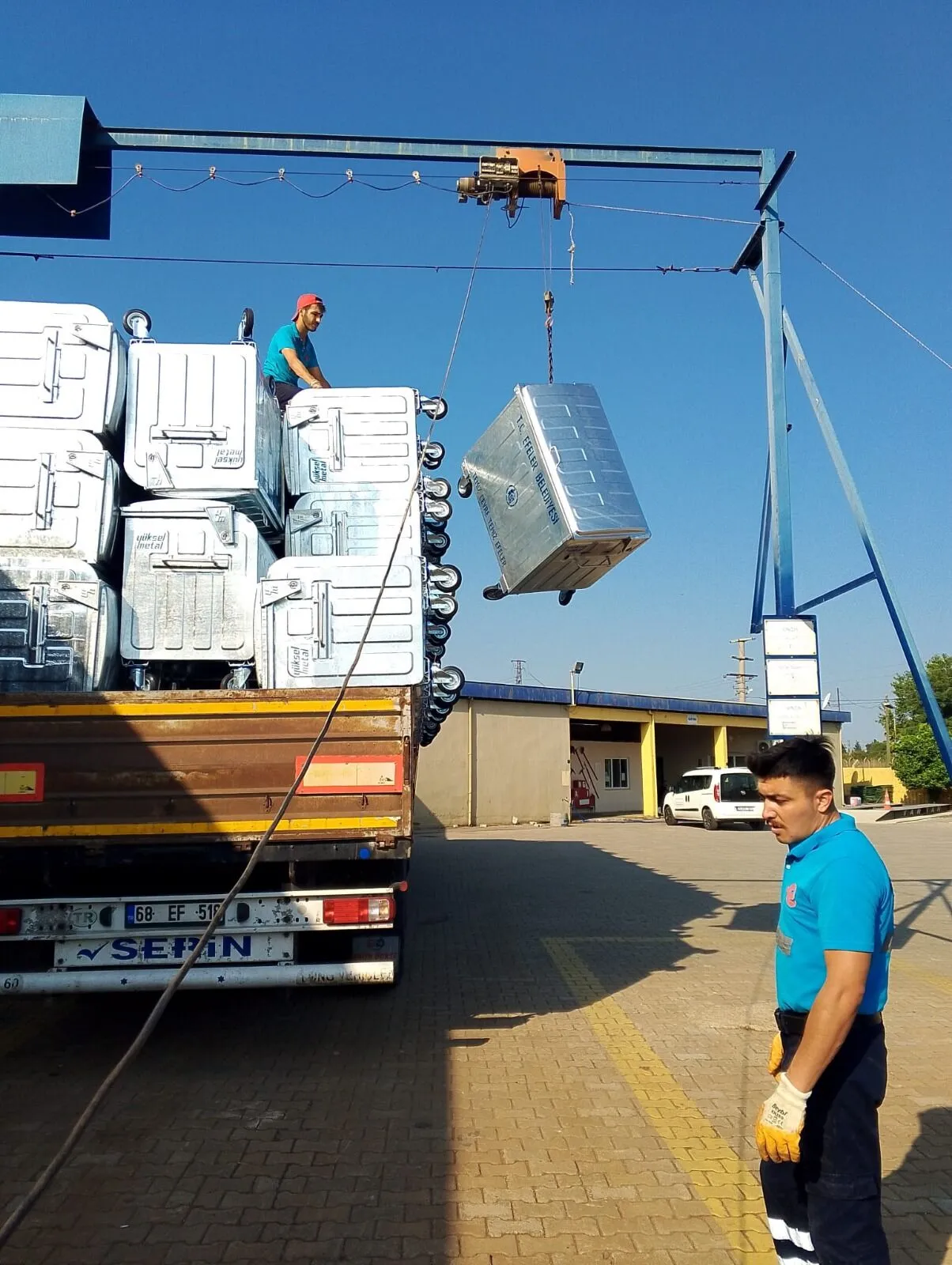 Efeler’e 118 yeni çöp konteyneri