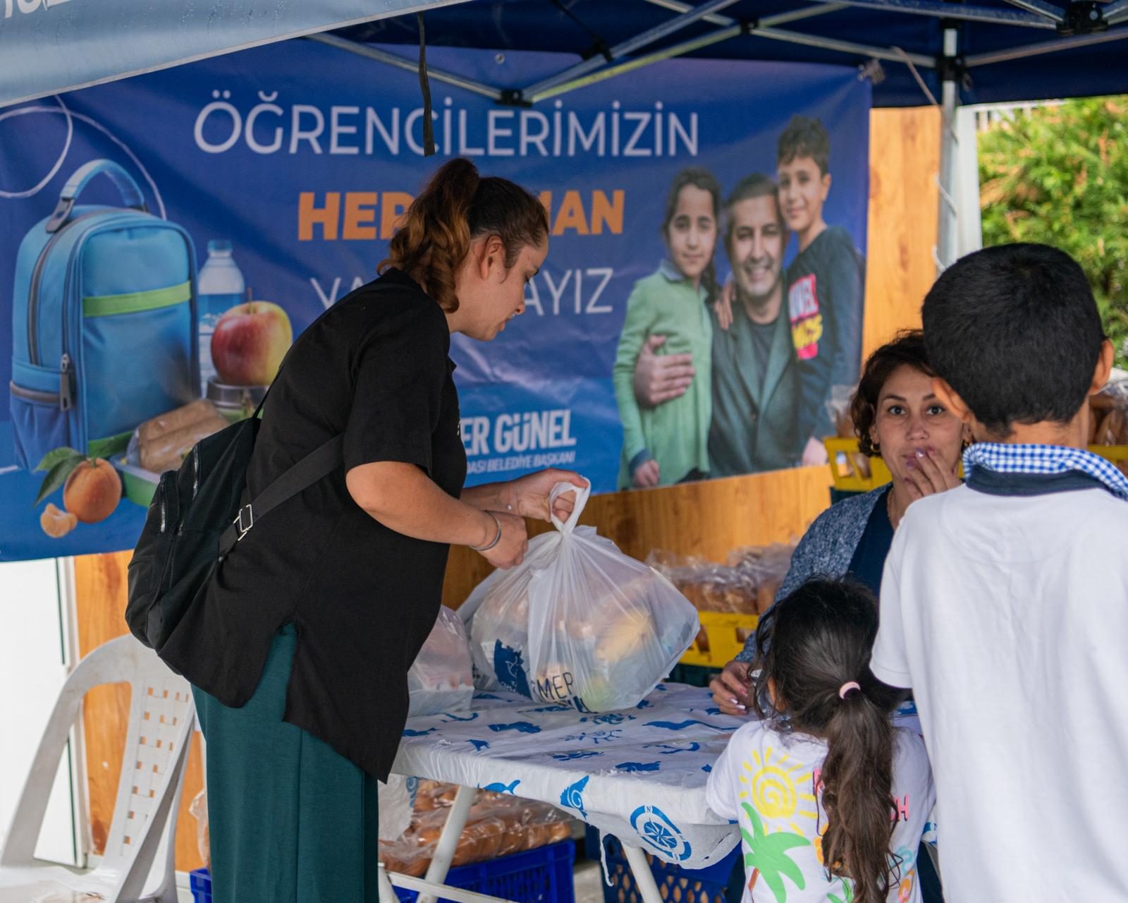 KUŞADASI BELEDİYESİ BESLENME ÇANTALARINI DOLDURMAYA DEVAM EDİYOR