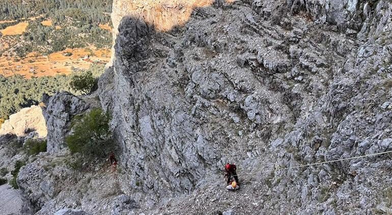 Zamanla yarış Yamaç paraşütündekiler kayalıklara düştü