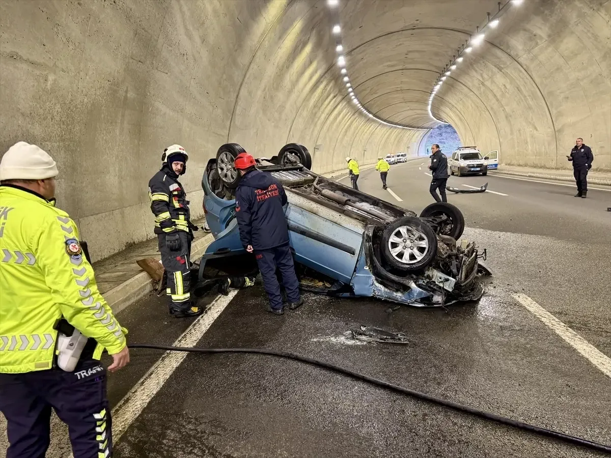 Trabzon'da devrildikten sonra yanan otomobilin sürücüsü yaralandı