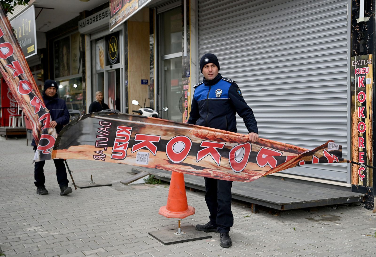 Kuşadası Belediyesi Zabıta Ekipleri Kaldırım İşgaline Geçit Vermiyor