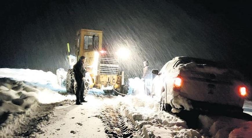 Kar yolları kapattı: 33 kişi kurtarıldı