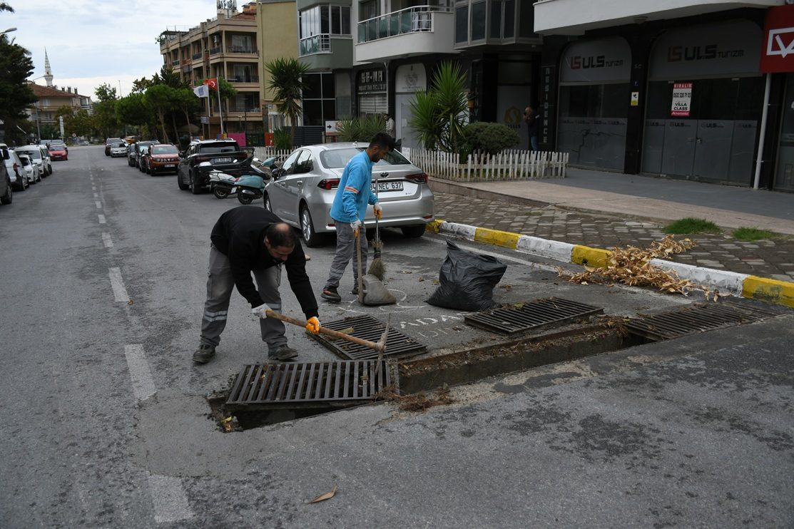 KUŞADASI’NDA FIRTINA SONRASI EKİPLER SAHAYA İNDİ