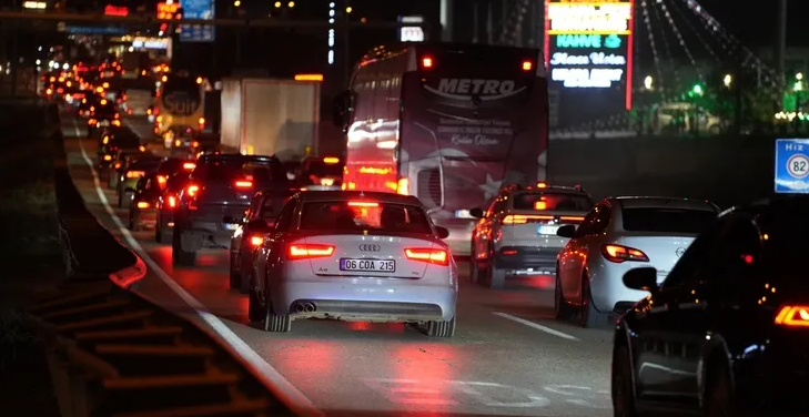 Kilit kavşak sahiden kilitlendi! 43 ilin geçiş noktasında trafik durma noktasına geldi