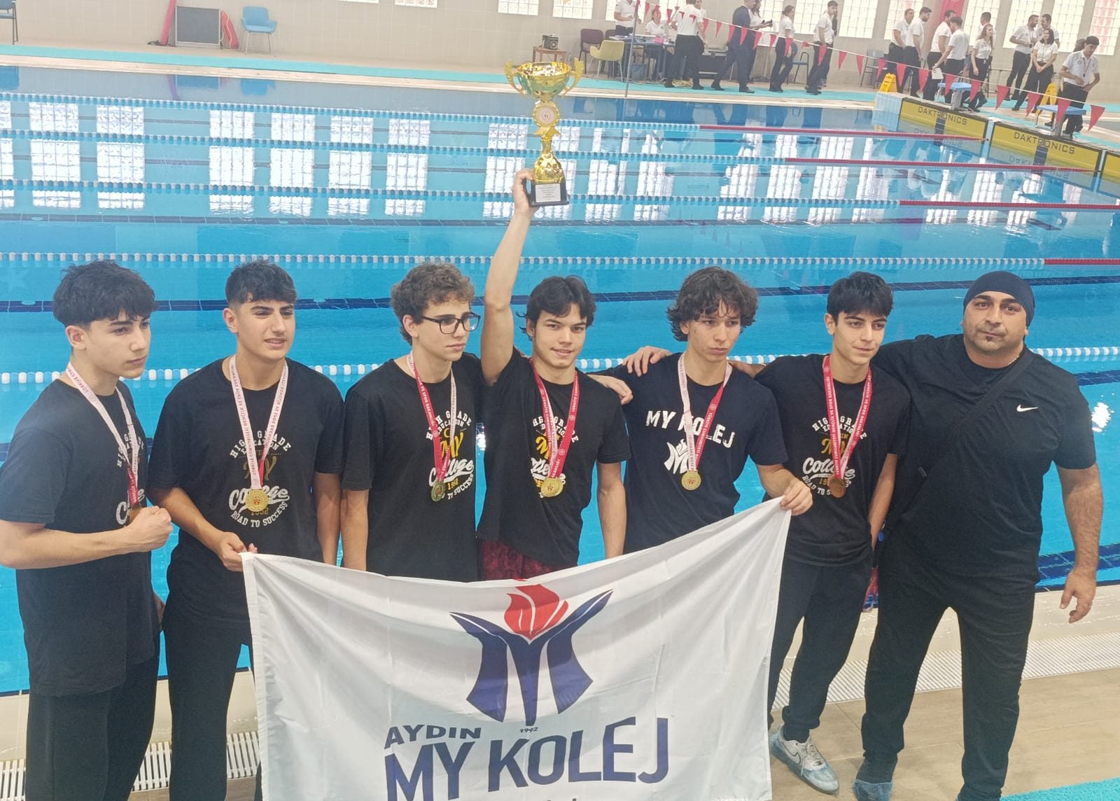 KUPANIN SAHİBİ MY KOLEJ YÜZME TAKIMI