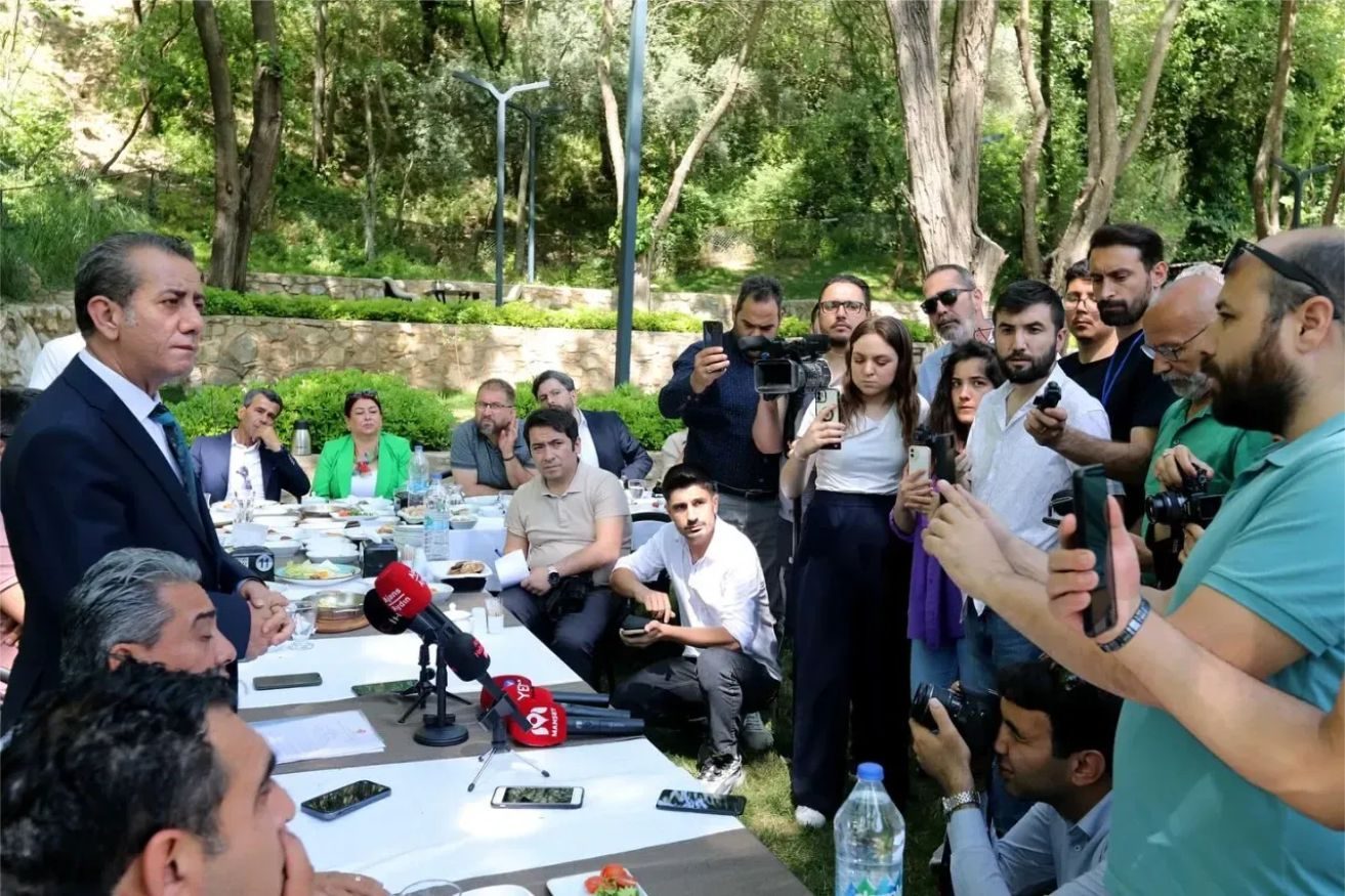 Başkan Yetişkin Efeler’i aydınlattı!