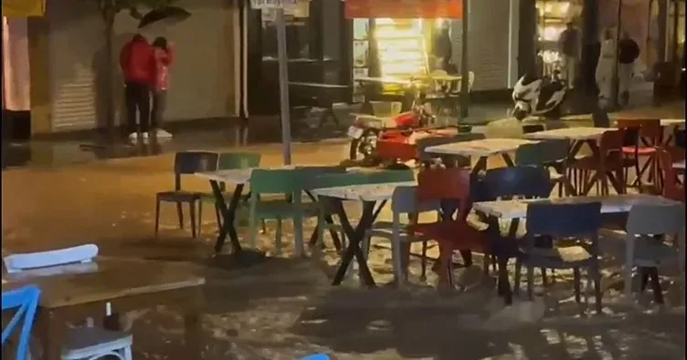 İzmir Çeşme’de sağanak sele dönüştü: Ev ve iş yerlerini su bastı!